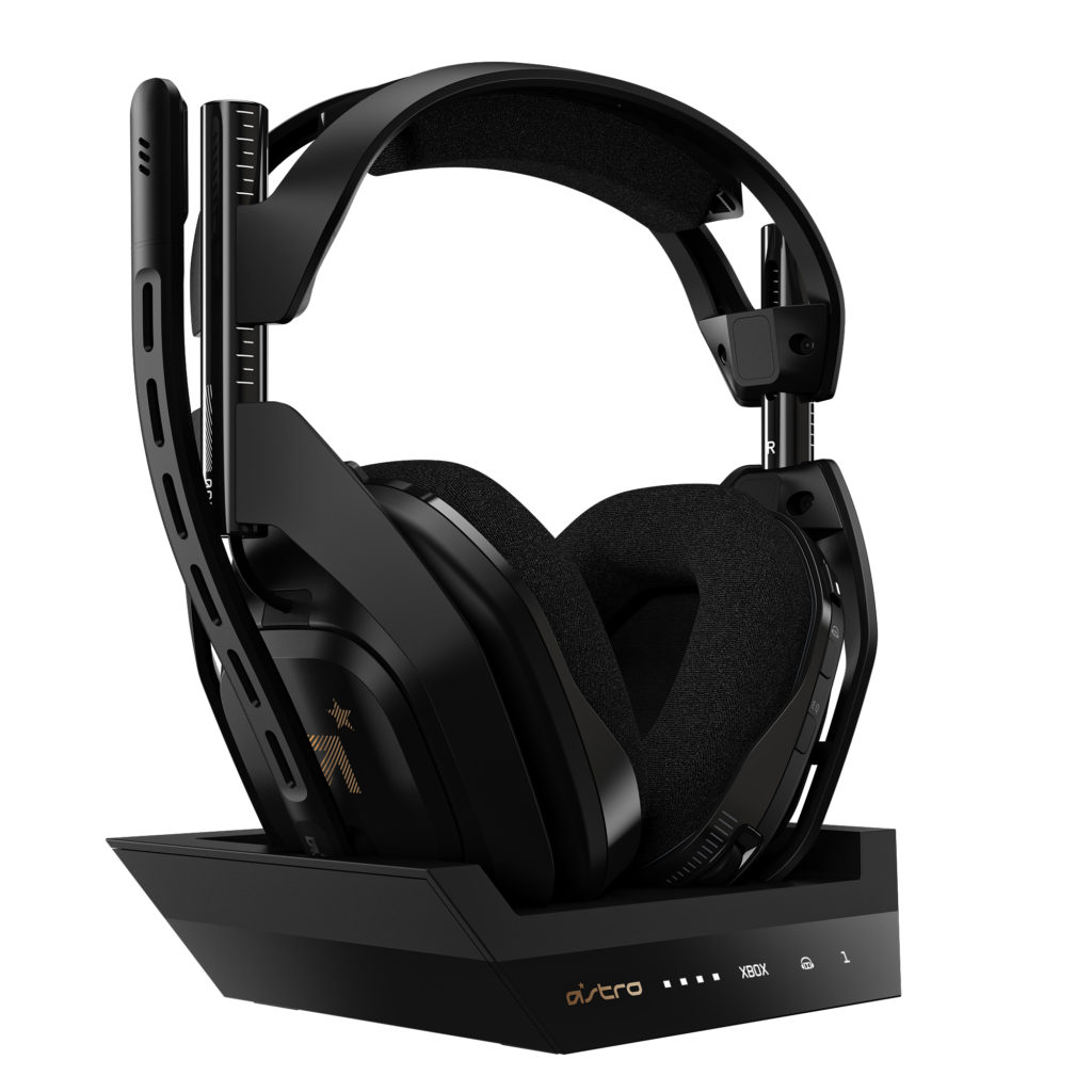 Astro A50 2019 de trois quarts sur sa base